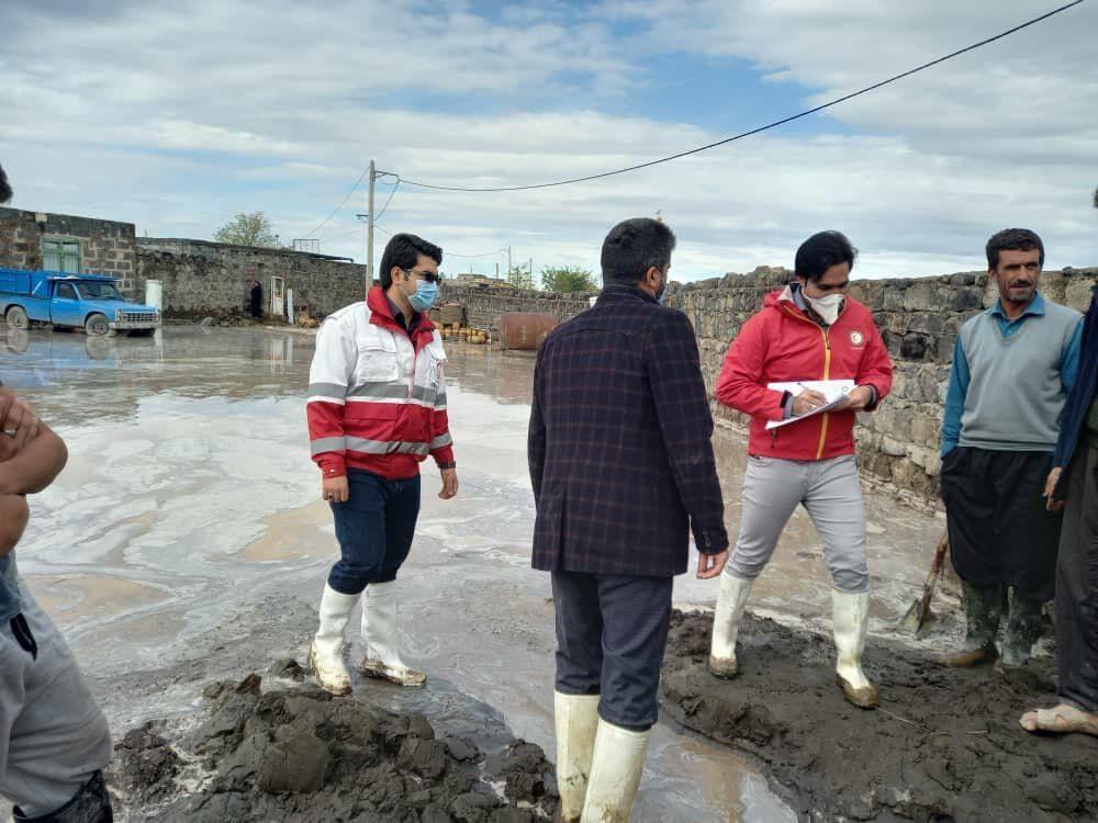خبرنگاران امدادرسانی به 20 خانوار آسیب دیده سیل ماکو خبرنگاران امدادرسانی به 20 خانوار آسیب دیده سیل ماکو